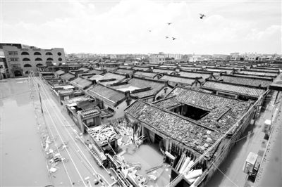 19日，廣東汕頭潮陽區(qū)和平鎮(zhèn)出現(xiàn)水浸現(xiàn)象。連日來，廣東省汕頭市潮陽區(qū)、潮南區(qū)普降暴雨。新華社發(fā)