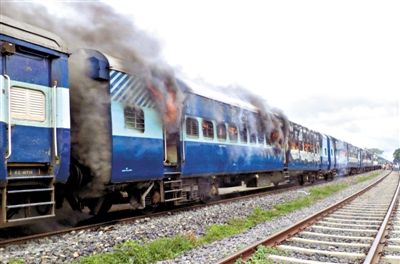 19日，撞人的火車被民眾點(diǎn)燃。