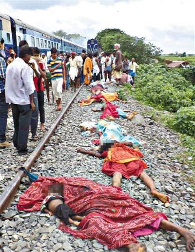 19日，事故現(xiàn)場遇難者的遺體。