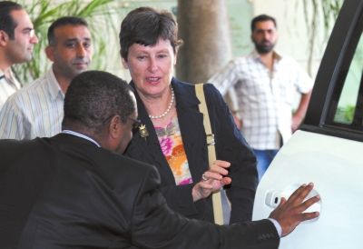 24日，聯(lián)合國副秘書長凱恩（右二）抵大馬士革。新華社發(fā)