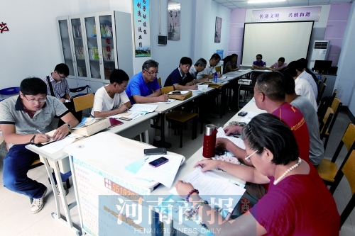 消費者代表和旁聽人員走進社區(qū)，聽取市民關于鄭州地鐵的意見和建議