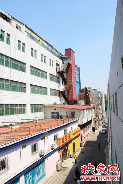 該家具賣(mài)場(chǎng)共6層樓，第7層建筑與其他樓層風(fēng)格迥然不同，有明顯后期加蓋痕跡