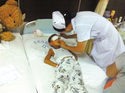 昨日傍晚，山西省眼科醫(yī)院醫(yī)生給斌斌點(diǎn)了兩次“眼藥水”。