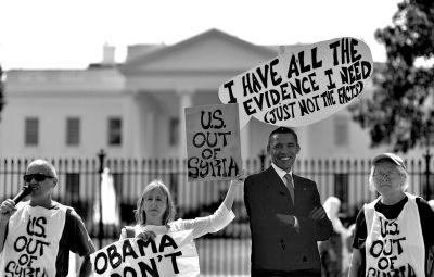 2日，反戰(zhàn)人士在白宮前高舉標語，抗議美國可能對敘動武。