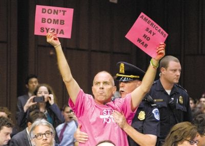 3日，美參議院外委會舉行敘利亞問題聽證會，民眾在現(xiàn)場示威，抗議美國軍事干預(yù)敘利亞。