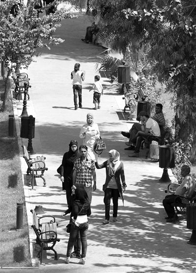 9月5日，敘利亞首都大馬士革，市民在街頭的一處公園內(nèi)散步。