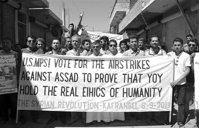 6日，敘利亞西北部的民眾打出橫幅，要求美國對敘動武。