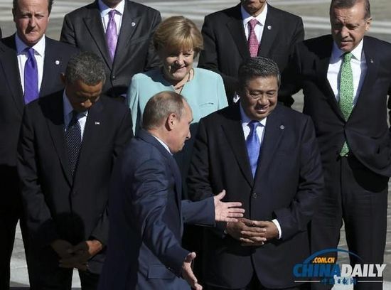 奧巴馬低頭不看普京，普京也閉眼做鬼臉并攤手表無奈。