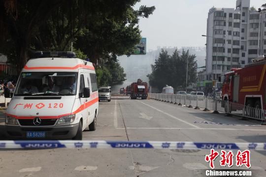 救護(hù)車現(xiàn)場待命?！「邩s權(quán)　攝