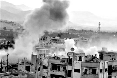 　10日公布的視頻顯示，敘利亞大馬士革地區(qū)，樓房遭重型火炮襲擊，現(xiàn)場濃煙滾滾。