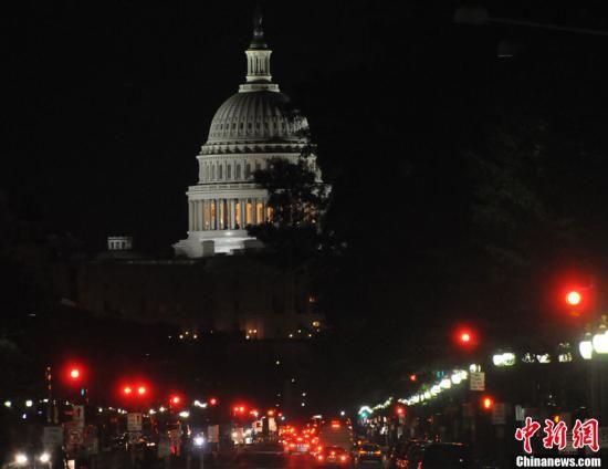 入夜后國會山前警燈一片，加強警戒。中新社發(fā) 德永健 攝