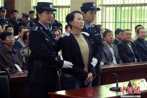 9月24日上午8時30分，陜西“房姐”龔愛愛涉嫌偽造、買賣國家機關(guān)證件一案，在陜西靖邊縣人民法院公開