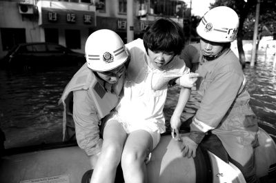 10月10日，前來余姚支援的杭州消防支隊(duì)武警官兵在南西路幫助轉(zhuǎn)移被困群眾。新華社發(fā)