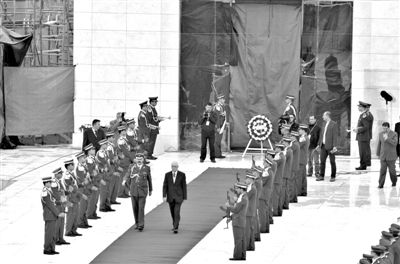 2012年11月27日，開棺檢驗(yàn)阿拉法特尸骨后，巴方為其舉辦重新安葬儀式。