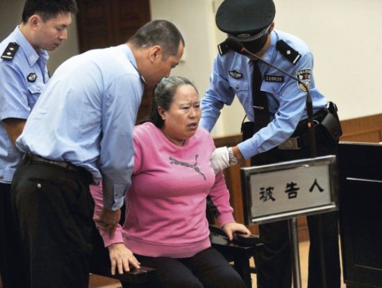 9月24日，在公訴人宣讀起訴書時(shí)，丁書苗因身體不停顫抖一度站立不穩(wěn)，被法警扶住