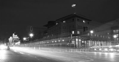 美國駐德國大使館夜景，這里被懷疑設(shè)有監(jiān)聽站。