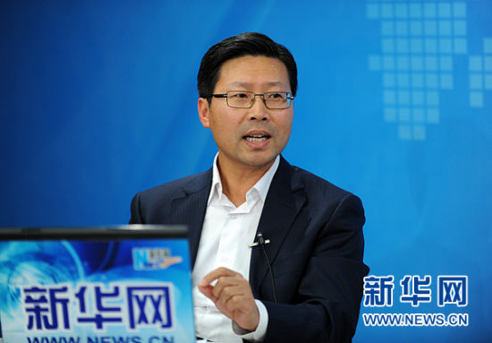 圖為嘉賓與主持人交談。新華網(wǎng) 陳競(jìng)超 攝