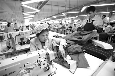 12月19日，朝鮮工人在開(kāi)城工業(yè)園區(qū)工作。當(dāng)日，由二十國(guó)集團(tuán)（G20）的經(jīng)濟(jì)官員、國(guó)際金融組織相關(guān)負(fù)責(zé)人以及各國(guó)記者等組成的國(guó)際代表團(tuán)訪問(wèn)工業(yè)園區(qū)。今年4月朝鮮單方面關(guān)閉開(kāi)城工業(yè)園，9月才宣布重開(kāi)。新華社發(fā)