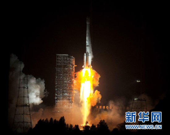 12月21日,載有玻利維亞通信衛(wèi)星的長征三號乙運載火箭點火發(fā)射。當日零時42分,我國在西昌衛(wèi)星發(fā)射中心用長征三號乙運載火箭,成功將玻利維亞通信衛(wèi)星發(fā)射升空,衛(wèi)星順利進入預定軌道。玻利維亞通信衛(wèi)星是該國擁有的第一顆衛(wèi)星。新華社記者 燕雁 攝