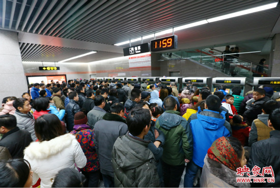 11點(diǎn)59分，紫金山地鐵站售票機(jī)前擠滿了買(mǎi)票的市民，場(chǎng)面如同春運(yùn)