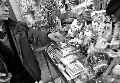 12月27日，世紀(jì)天鼎購物廣場的一位商戶表示，今年的賀卡明顯沒有前幾年好賣。新京報記者 王貴彬 攝