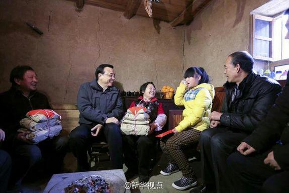 27日，李克強(qiáng)到安康旬陽(yáng)金坡村看望留守兒童。