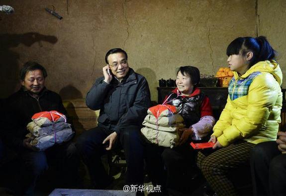 27日，李克強(qiáng)到安康旬陽(yáng)金坡村看望留守兒童。