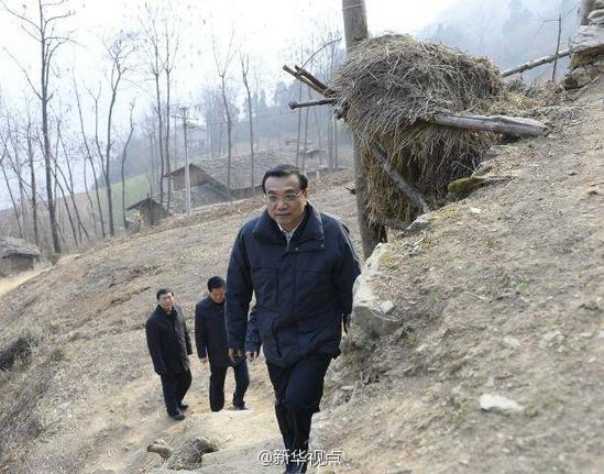 27日，李克強(qiáng)到安康旬陽(yáng)金坡村看望留守兒童。