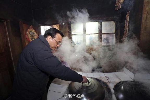 27日，李克強(qiáng)到安康旬陽(yáng)金坡村看望留守兒童。