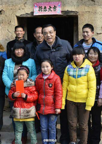 27日，李克強(qiáng)到安康旬陽(yáng)金坡村看望留守兒童。