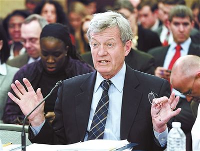 2012年2月1日，鮑卡斯在國會會議上發(fā)言供圖/IC