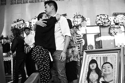 2月24日，泰國(guó)曼谷，民眾為在手榴彈襲擊中遇難的兩名兒童舉行葬禮，兩名兒童為姐弟二人，姐姐6歲，弟弟4歲