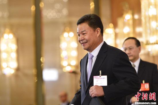 呂新華向中外媒體介紹本次大會(huì)有關(guān)情況并回答記者提問(wèn)。中新社發(fā) 廖攀 攝