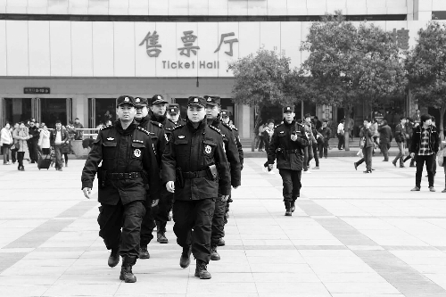 3月2日，鄭州市特警加強對人員密集場所的武裝巡邏。