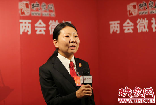在映象網(wǎng)全國兩會北京演播室，全國人大代表、寶豐縣鬧店鎮(zhèn)法庭庭長朱正栩做客《兩會微視》訪談。
