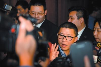 3月10日23時(shí)許，與馬航失聯(lián)航班部分乘客家屬乘坐同一航班的乘客在北京首都機(jī)場(chǎng)辦理值機(jī)手續(xù)。新華社