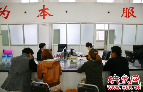 在陽光大廈一樓大廳內(nèi)，分布著人社局、民政局等與群眾利益相關(guān)的民生服務(wù)窗口。