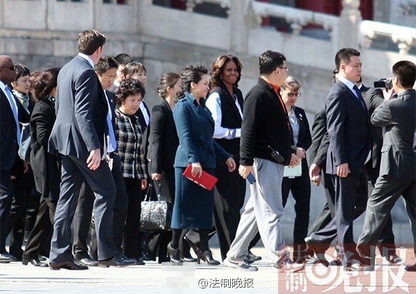 　　3月21日上午，美國總統(tǒng)夫人米歇爾參觀故宮，彭麗媛陪同。彭麗媛一身湖藍色裙裝，米歇爾黑白色職業(yè)裝