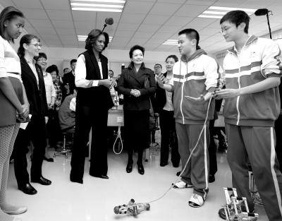 昨天上午，彭麗媛與米歇爾共同參觀北師大二附中，觀看學(xué)生們演示自己設(shè)計制作的幾何機(jī)器人。