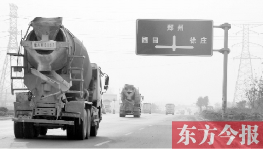 3月25日，兩輛水泥罐車在鄭汴物流通道行駛。大車“橫行”的道路上極易發(fā)生各種交通事故