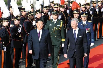 30日，習(xí)近平在會(huì)見比利時(shí)國王菲利普前，出席菲利普國王在王宮廣場舉行的隆重歡迎儀式。新華社發(fā)