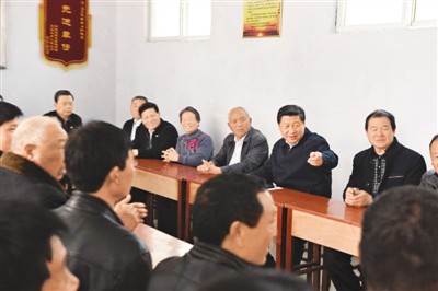 3月17日，習(xí)近平在河南省蘭考縣東壩頭鄉(xiāng)張莊村村委會(huì)與干部群眾座談，聽(tīng)取意見(jiàn)和建議。