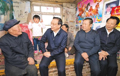 3月27日，李克強(qiáng)在內(nèi)蒙古自治區(qū)翁牛特旗橋頭鎮(zhèn)太平莊村看望貧困戶。