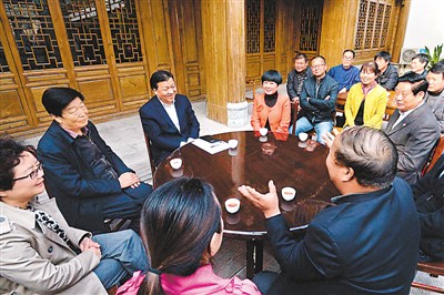 3月23日，劉云山在陜西省咸陽(yáng)市禮泉縣煙霞鎮(zhèn)袁家村與基層干部群眾座談，聽(tīng)取對(duì)教育實(shí)踐活動(dòng)的意見(jiàn)建議。