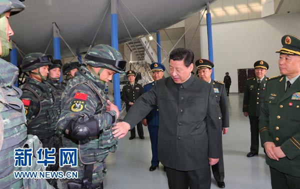 這是習(xí)近平同特戰(zhàn)隊(duì)員親切交談，詳細(xì)詢問他們的教學(xué)訓(xùn)練和生活情況。