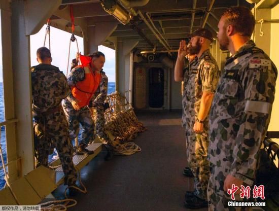 　據(jù)澳大利亞海軍4月11日發(fā)布的圖片顯示，中澳海軍海上聯(lián)合搜尋失聯(lián)客機(jī)。據(jù)悉，澳大利亞總理當(dāng)天表示，澳方執(zhí)行搜尋失聯(lián)客機(jī)任務(wù)的搜救人員已獲知黑匣子的大致位置。