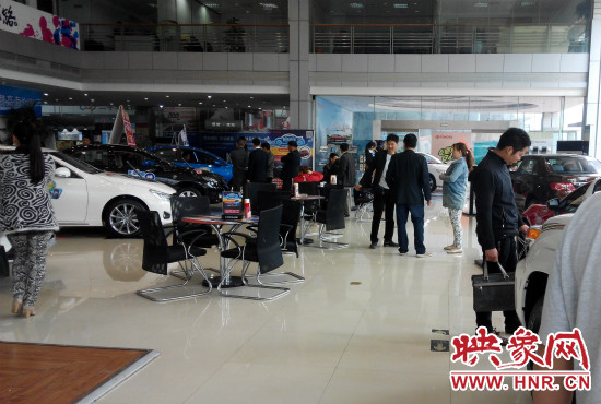 一大早來到4S店選車的顧客絡(luò)繹不絕。
