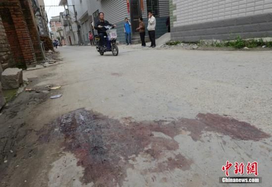 4月28日，福建省福州市閩侯縣發(fā)生一起惡性駕車撞人事件，圖為事發(fā)現(xiàn)場(chǎng)血跡斑斑。中新社發(fā) 劉可耕 攝