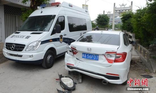  4月28日，福建省福州市閩侯縣發(fā)生一起惡性駕車撞人事件，圖為被撞車輛損毀嚴(yán)重。經(jīng)初查，該肇事男子叫林某新（漢族，37歲，福州長(zhǎng)樂(lè)人），因婚姻問(wèn)題，情緒失控，駕車從閩侯縣青口鎮(zhèn)往尚干鎮(zhèn)方向，沿奔馳大道行駛，連續(xù)撞人。中新社發(fā) 劉可耕 攝