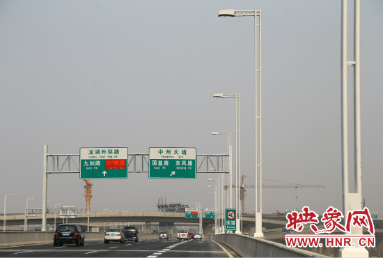 市民可通過北三環(huán)快速路高架橋直達東區(qū)。